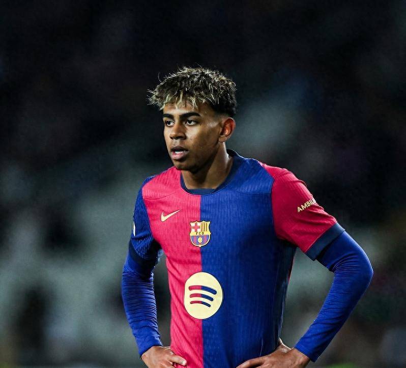 足协主席宋凯现身成都，徐正源、韦世豪、胡荷韬在酒店迎接（足协主席宋凯抵蓉，徐正源、韦世豪、胡荷韬酒店迎接）