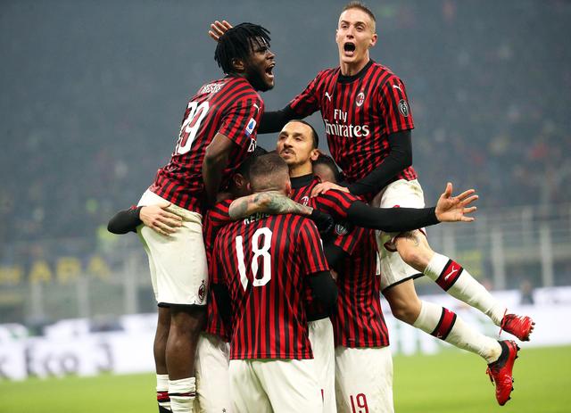 曼联冲击欧冠资格压力巨大（曼联争夺欧冠席位压力沉重）