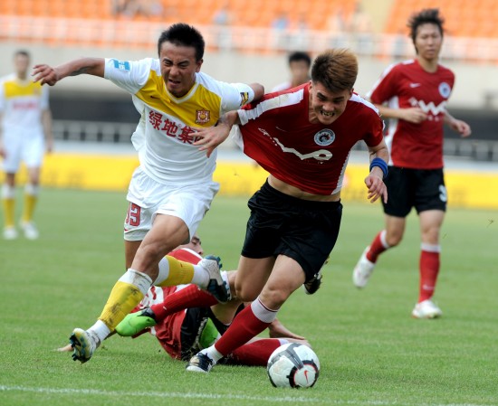 中超：山东泰山主场2-0完胜青岛队（中超丨山东泰山主场两球完胜青岛队）